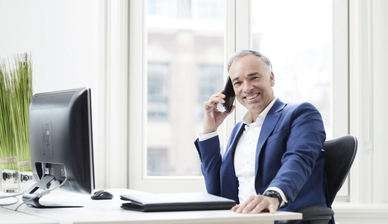 Hans aan de telefoon